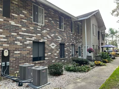 21 Fargo Ct #21, Coram, NY 11727