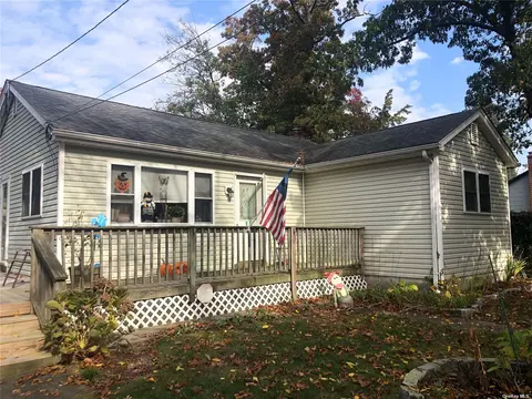 35 Station Ave, Patchogue, NY 11772