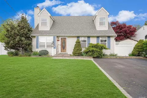 79 Yale St, Islip, NY 11751