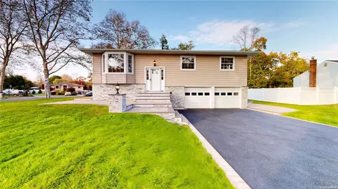 5 Miami Pl, Hauppauge, NY 11788
