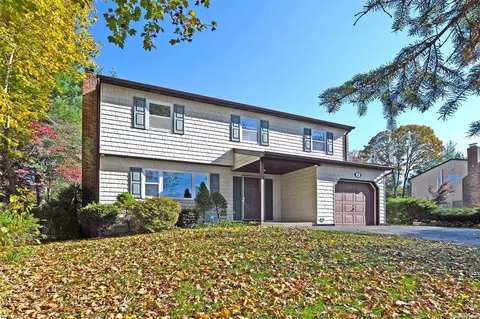 14 Burroughs Ave, Dix Hills, NY 11746