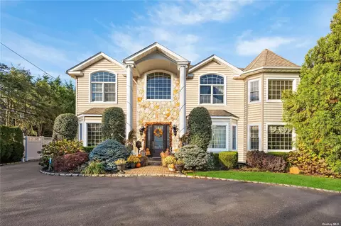 399 Ellison Ave, Westbury, NY 11590