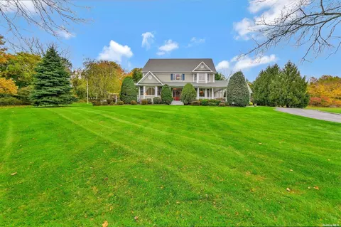 570 Country Club Dr, Cutchogue, NY 11935