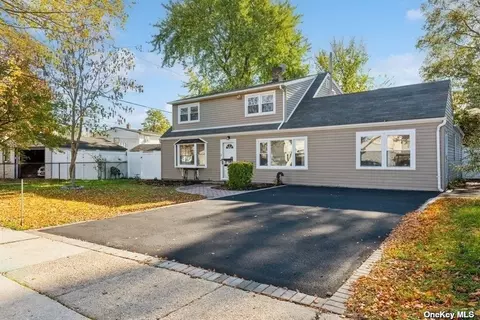 44 Griddle Ln, Levittown, NY 11756