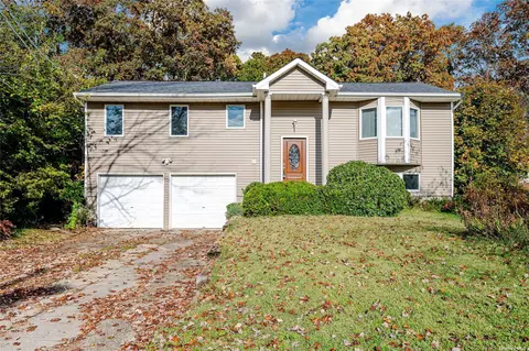 31 Woods Rd, Islip Terrace, NY 11752