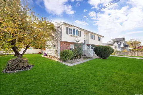 4 Spruce Rd, Amityville, NY 11701