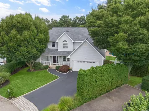 7 Munsee Way, Commack, NY 11725
