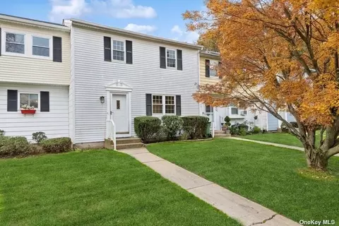 15 Farragut Ct #15, Coram, NY 11727