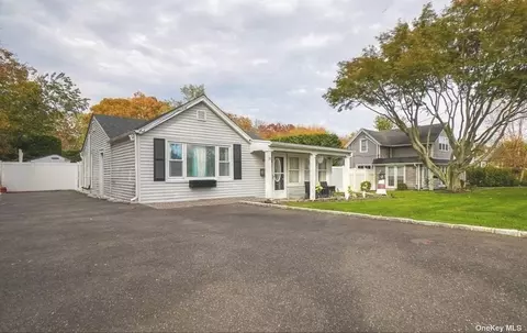 39 Madison St, Blue Point, NY 11715