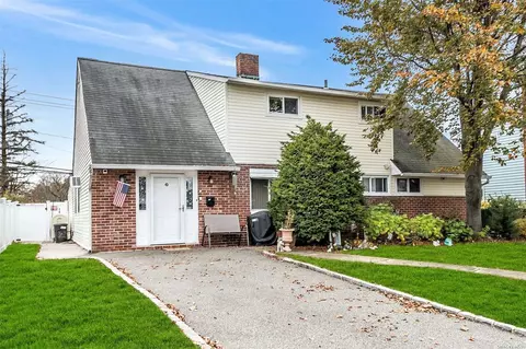 22 Hardy Ln, Westbury, NY 11590