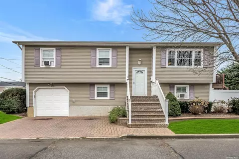 2505 Osage Pl, Seaford, NY 11783