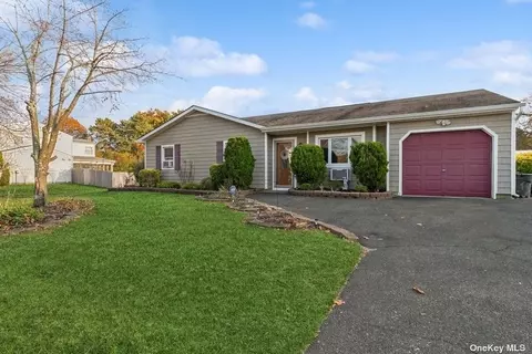 8 Ruth Ln, Selden, NY 11784