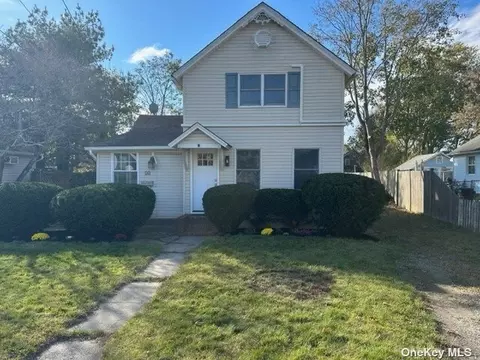 34 Wiggins Ave, Patchogue, NY 11772