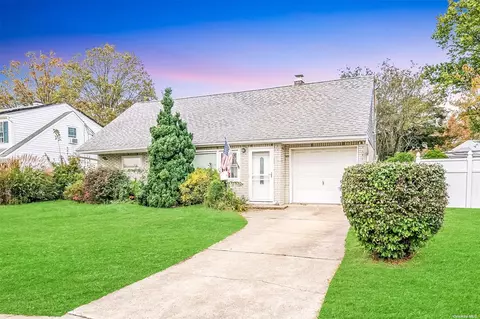 3675 Fiddler Ln, Bethpage, NY 11714