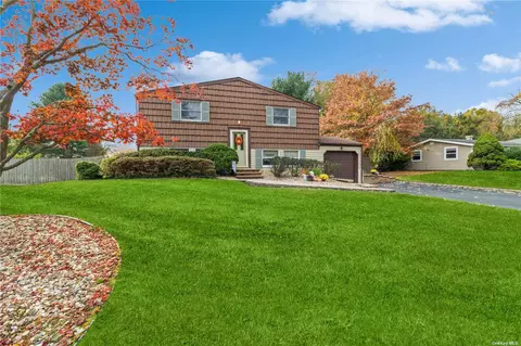 12 Fraternity Ln, Stony Brook, NY 11790