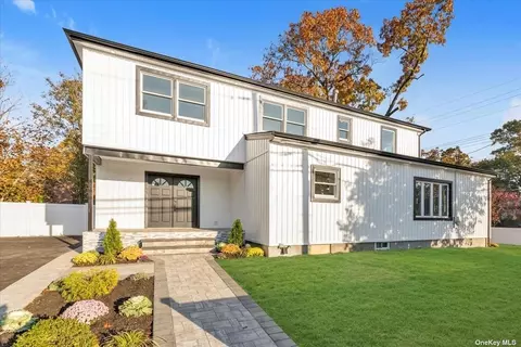 136 Smith St, Merrick, NY 11566