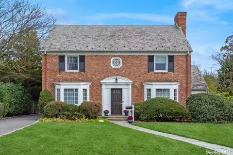 113 Whitehall Blvd, Garden City, NY 11530