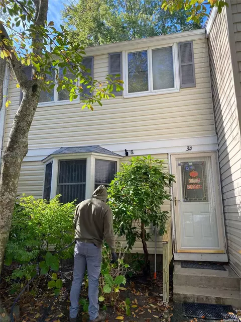 34 Wooded Way, Calverton, NY 11933