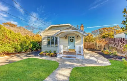 35 Somerset Rd, Rocky Point, NY 11778
