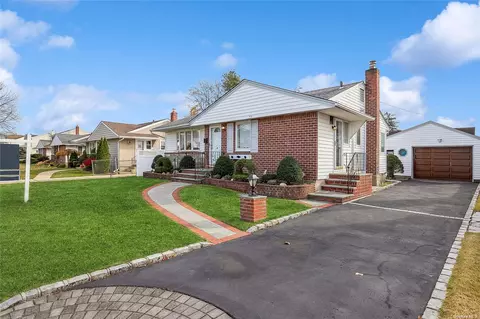 18 Cornell Ave, Hicksville, NY 11801