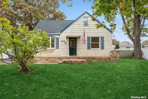 92 Brook St, West Sayville, NY 11796