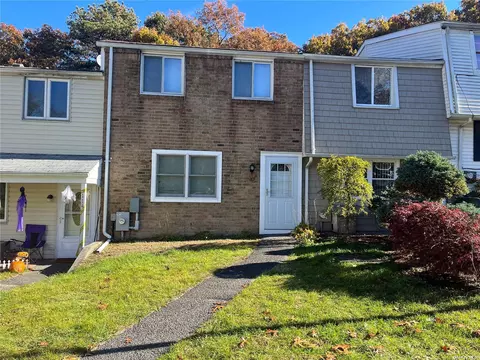 115 Hill Spur Dr #115, Calverton, NY 11933