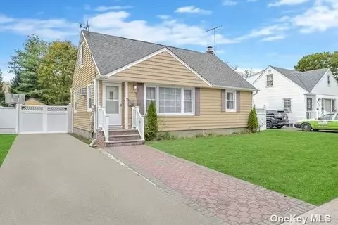 662 Winthrop Dr, Uniondale, NY 11553