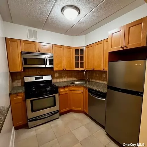 65-19 242 #8A, Douglaston, NY 11362
