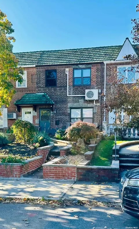 61-44 77th St, Middle Village, NY 11379