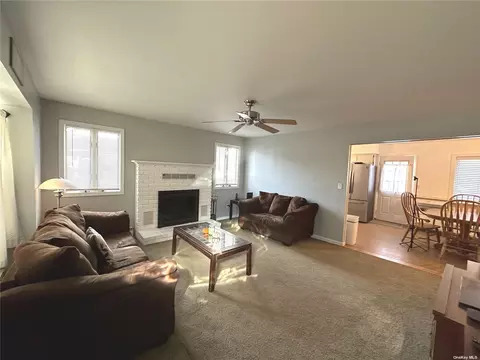 23 Halewood Dr, Shirley, NY 11967