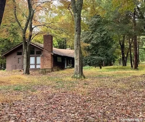 1572 Laurel Hollow Rd, Laurel Hollow, NY 11791