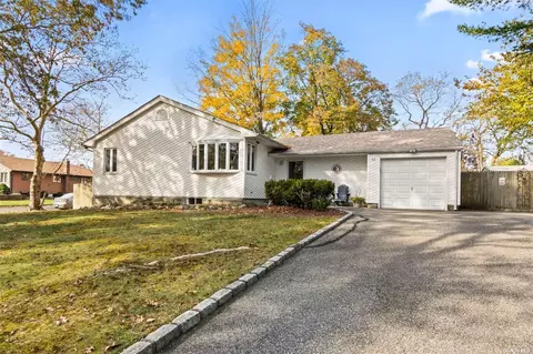 62 Hedgerow Ln, Commack, NY 11725