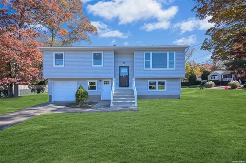 65 Mohican Ave, Ronkonkoma, NY 11779