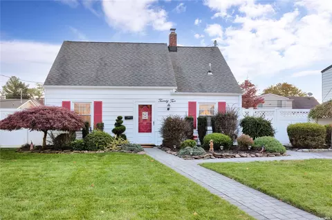 22 Bluejay Ln, Levittown, NY 11756