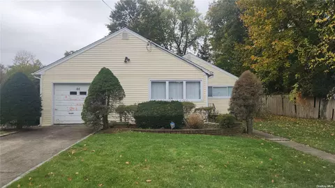 44 W 22nd St, Huntington Station, NY 11746
