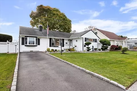 48 Cheshire Rd, Bethpage, NY 11714