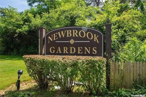 159 Newbrook Ln #159, Bay Shore, NY 11706