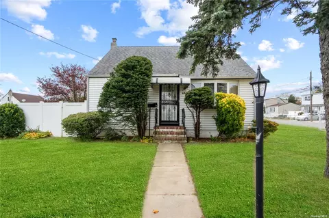 484 Buffalo Ave, Lindenhurst, NY 11757
