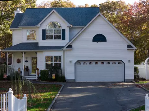 37 N Trainor Ave, Manorville, NY 11949