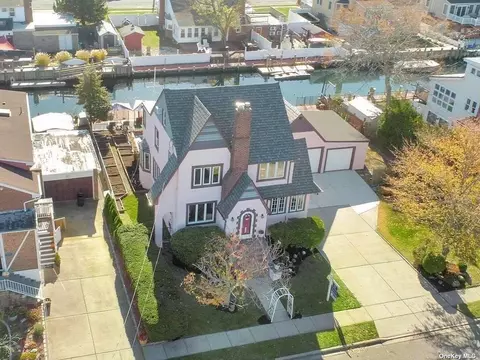 55 W 2nd St, Freeport, NY 11520