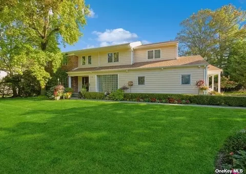 2 Flamingo Rd, East Hills, NY 11576