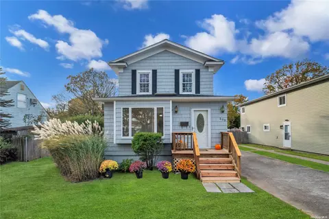208 Jayne Ave, Patchogue, NY 11772