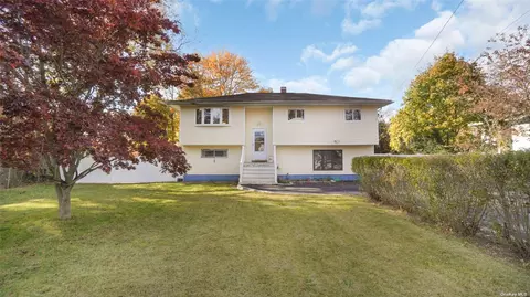 1552 E Forks Rd, Bay Shore, NY 11706