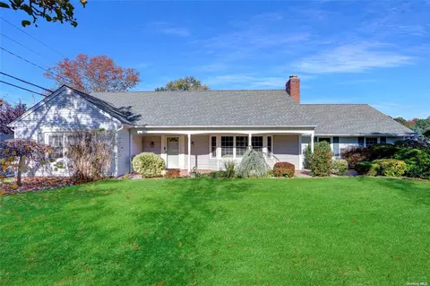1 Bunting Ln, Stony Brook, NY 11790