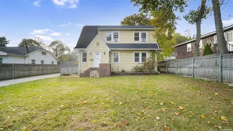 21 6th Ave, Huntington Station, NY 11746