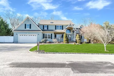 156 Montauk Hwy, East Moriches, NY 11940