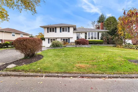 38 Cawfield Ln, Melville, NY 11747
