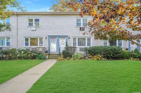 126 Cardinal Ln #126, Islip, NY 11751