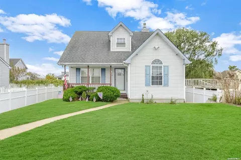12 Peters Dr, Shirley, NY 11967