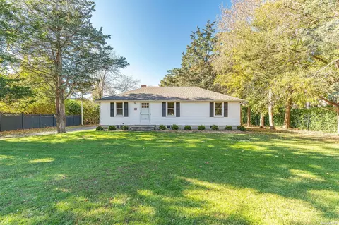 561 Noyack Rd, Southampton, NY 11968